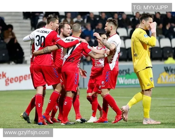 登博思与乌德勒支的精彩对决揭示了荷甲联赛的竞争魅力与球队实力对比 登博思与乌德勒支的精彩对决揭示了荷甲联赛的竞争魅力与球队实力对比