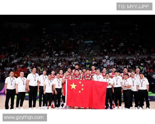 中国男篮迎战澳大利亚队力争胜利展现团队精神与实力 中国男篮迎战澳大利亚队力争胜利展现团队精神与实力