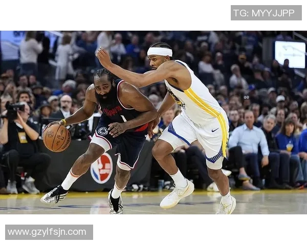 快船与骑士常规赛精彩对决争夺季后赛席位的关键战役 快船与骑士常规赛精彩对决争夺季后赛席位的关键战役